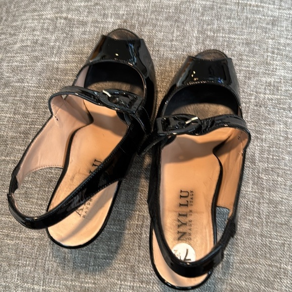 Elegant Black Slingback Heels - Picture 6 of 9